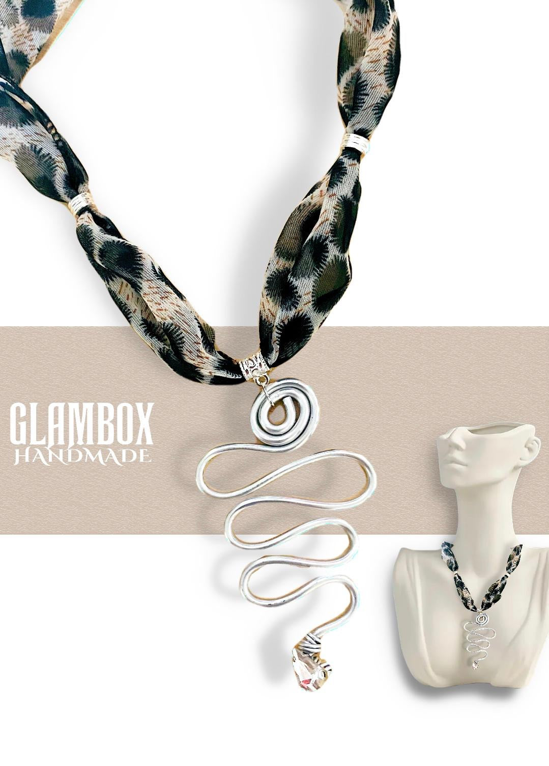 Colar de tecido Sagrada Serpente Glambox