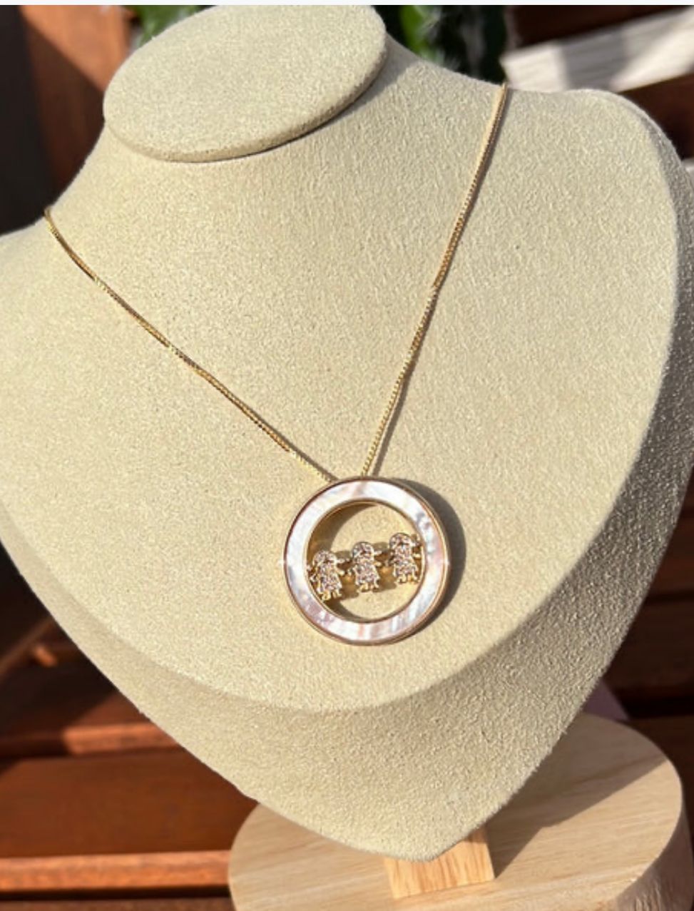 Colar Três Meninas Linda