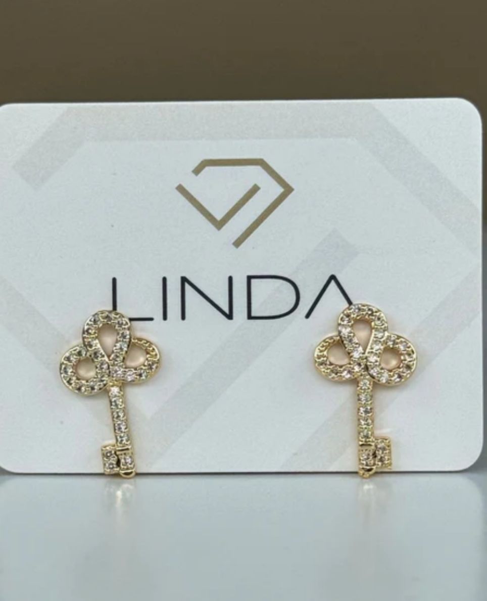 Brinco Chave Cravejado Linda
