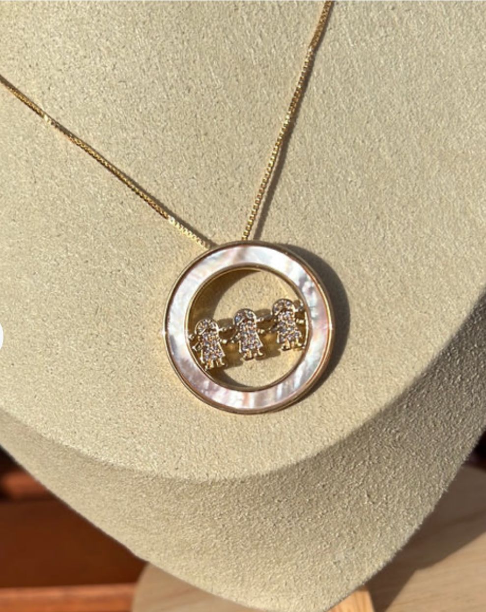 Colar Três Meninas Linda